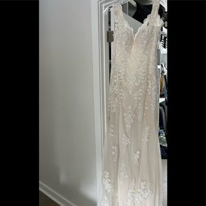 Size 6 lace wedding dress with bustle